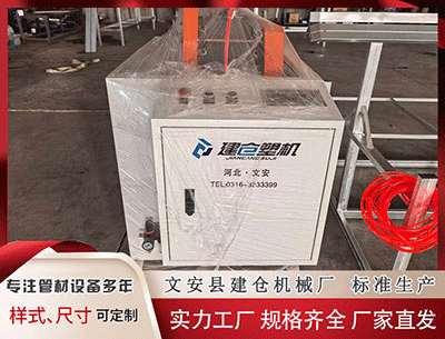 塑料挤出机设备厂家 暴雨致树木倒伏伸向路面 执法人员赤脚树保畅通